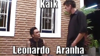 Lelaki gay Sepanyol yang bertatu melakukan hisap zakar buat kali pertama dan diculik di luar rumah dengan kondom