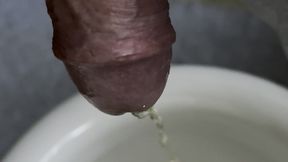 very close-up of my morning piss - incontro molto ravvicinato col mio cazzo che piscia