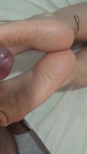 Hot MILF in Amateur Solejob POV