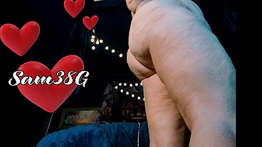 Unaware Giantess Milf Samantha 38g putting on lotion