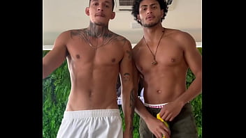 Passivo Femboy dando pra casal de Ativos Dotados