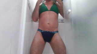 Vídeo caseiro solo de uma garota amadora depilada, usando lingerie e calcinha, sendo fodida analmente.