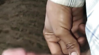 熱いインド人男たちがディープアナルフィストを受けながらオナニーする