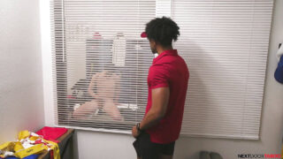 Studenci Tony Genius i Cameron Jones spotykają się na seks oralny i analną akcję BBC