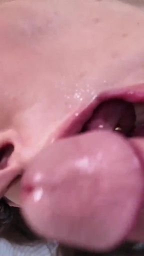 213-2 Pretty Girl Eats Facial