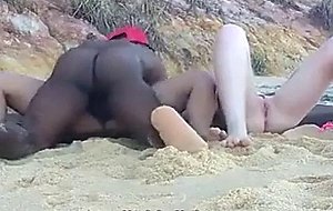 Albina puta  morena vadia fodendo na praia