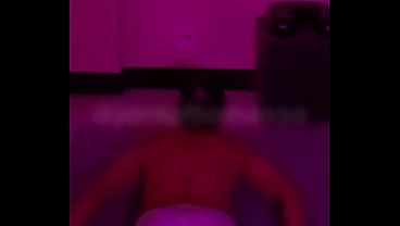 Jogador magrinho tirando a roupa e se acomodando na maca