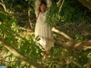Il la regarde dans la foret et ils font l amour contre un arbre. Voyeur et exhibitionniste