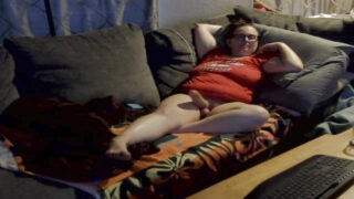 Kypsä pariskunta toimistossa: kaveri ratsastaa straponilla ja saa perseelleen kovaa munaa