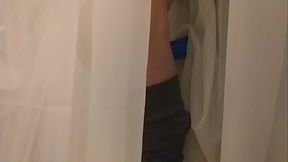 Posuwanie waginy zabawki zamontowanej do okna, zabawa między firankami, damskie legginsy, jęczenie, silny orgazm, wibrujące nogi, condom, wytrysk