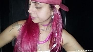 CORNO chupa a CREMOSA com sua buceta toda GOZADA na cabine glory hole