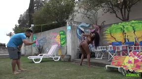 deborah blu pede para o amigo tirar as fotos sensuais e o esperto acaba comendo o cu - loupan