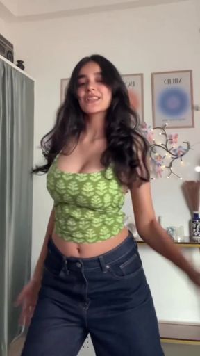 Big-boobed Indian babe exposes her chest