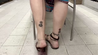 Milf flipflop footshow at laundromat...would you look?