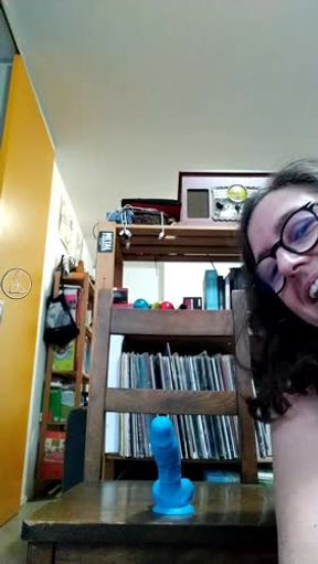 Dildo, succionador y body rojo