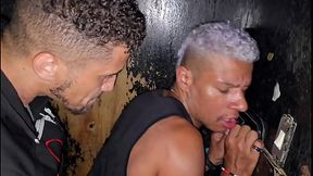 Favelados descem a favela em busca de sexo por dinheiro no centro da cidade.