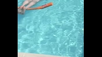 Amateur guy exposing his smooth butt in the pool