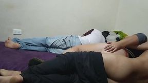 amigos llegan de una fiesta se aprovecha de la esposa de su mejor amigo para follarla mientras el siestas la esposa le pone los cuerno con su mejor amigo el amigo le termina adentro camara 1