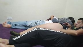 amigos llegan de una fiesta se aprovecha de la esposa de su mejor amigo para follarla mientras el siestas la esposa le pone los cuerno con su mejor amigo el amigo le termina adentro camara 1