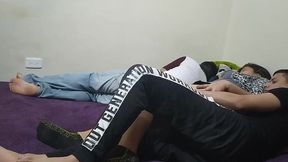 amigos llegan de una fiesta se aprovecha de la esposa de su mejor amigo para follarla mientras el siestas la esposa le pone los cuerno con su mejor amigo el amigo le termina adentro camara 1