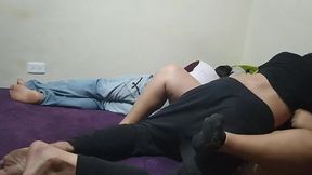 amigos llegan de una fiesta se aprovecha de la esposa de su mejor amigo para follarla mientras el siestas la esposa le pone los cuerno con su mejor amigo el amigo le termina adentro camara 1