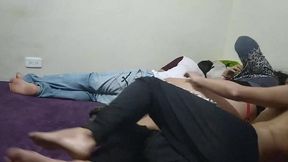 amigos llegan de una fiesta se aprovecha de la esposa de su mejor amigo para follarla mientras el siestas la esposa le pone los cuerno con su mejor amigo el amigo le termina adentro camara 1