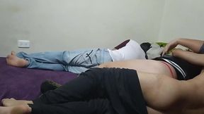 amigos llegan de una fiesta se aprovecha de la esposa de su mejor amigo para follarla mientras el siestas la esposa le pone los cuerno con su mejor amigo el amigo le termina adentro camara 1