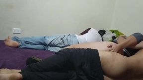 amigos llegan de una fiesta se aprovecha de la esposa de su mejor amigo para follarla mientras el siestas la esposa le pone los cuerno con su mejor amigo el amigo le termina adentro camara 1