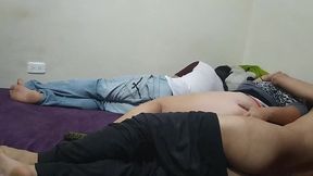amigos llegan de una fiesta se aprovecha de la esposa de su mejor amigo para follarla mientras el siestas la esposa le pone los cuerno con su mejor amigo el amigo le termina adentro camara 1