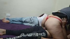 amigos llegan de una fiesta se aprovecha de la esposa de su mejor amigo para follarla mientras el siestas la esposa le pone los cuerno con su mejor amigo el amigo le termina adentro camara 1