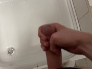 Fitter Typ bekommt Orgasmus und zerstört seinen Schwanz