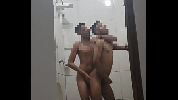 Vazou novinhos trasando gostoso no banheiro