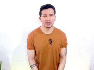 Enfermo de la cruz roja dotado de 20cm de verga y joven universitario se hacen sexo oral job en la ducha