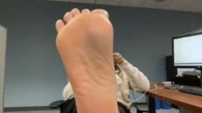 Sneaky in office soles show feeturing gorgeous sole queen Moonette and her sexy sweaty size 9 feet! Clip 2
