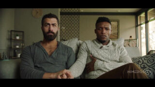 Andre Donovan leder en barback interracial orgie med Adam Ramzi, Max Adonis og Ricky Roman, der bytter pikke, kys og sæd