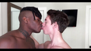 Divertimento interrazziale senza preservativo: un grosso cazzo nero viene ingoiato, leccato, cavalcato duramente e scarica sperma