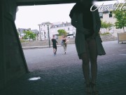 MILF exhibe sa chatte dans la rue