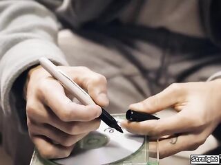 Teen groupie Dixie Lynn is in awe of a musician and goes home with him.It doesnt take much for him to lick the blondes cunt and get deepthroated