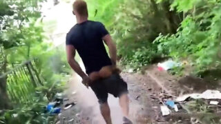 Ejaculação, orgia, sem camisinha, sexo em grupo, ao ar livre, músculo – vídeo público do americano Gabriel Cross sendo fodido analmente