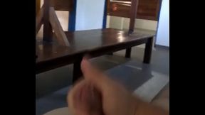 Me hago una paja en un vestuario