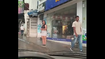 Encuentro a bella latina en la calle y me la llevo a cogermela