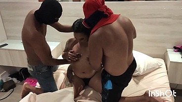 Fui pega pelos dois bandidos