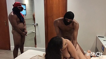 Fui pega pelos dois bandidos