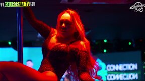 The hot blonde goes to a men's club in the city of São Paulo a stripteaser.