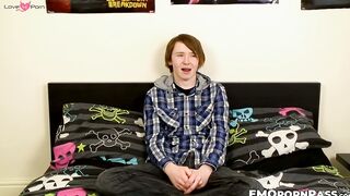 Alluring emo Jack Halliwell jacking his big dick well to jizz out