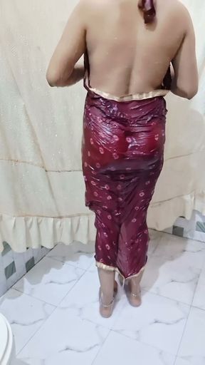 Watching Bengali Bhabhi's cool nude video of bathing will make the penis water come out   Clip 1