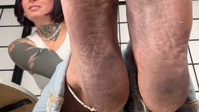 Puliscimi i piedi sporchi con la tua lingua!