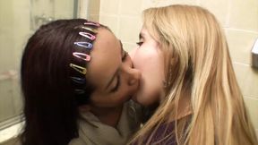 Kissing - Priscilla and Loira Nova