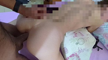 Anal Chica cachonda a cuatro patas toma una polla enorme y la mete en su pequeño y apretado culo hasta correrse dentro