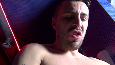 Mathieu Ferhati baise David Branhaal comme une pute dans les douches - Fighters - Scène 2 - Gaysight.com